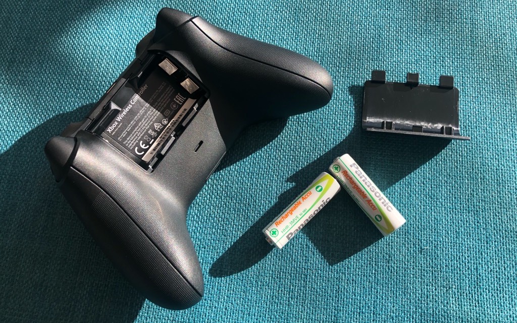 geïrriteerd raken Veraangenamen Schep UPDATE] Xbox controllers still use AA batteries because of a long-running  marketing deal | TheSixthAxis
